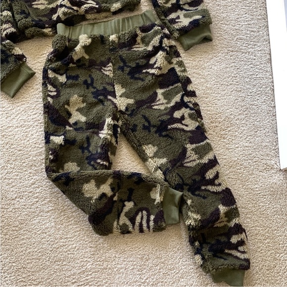 Camo Color 2 Piece Sherpa Set - Picture 12 of 12